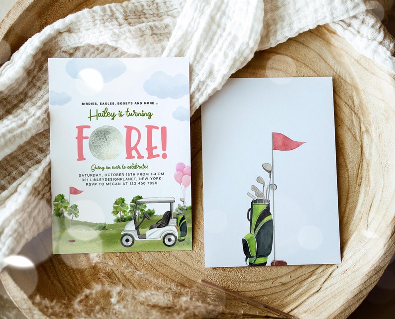 Puede incluir: Una invitaci&oacute;n de cumplea&ntilde;os con tem&aacute;tica de golf con un carrito de golf blanco, una pelota de golf y el texto "Hailey is turning FORE!" La invitaci&oacute;n est&aacute; decorada con globos rosas y hierba verde.