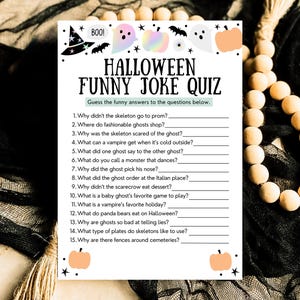 Może przedstawiać: Drukowany quiz o tematyce Halloween z 15 pytaniami i odpowiedziami. Quiz jest ozdobiony duchem, kapeluszem czarownicy i dynią. Tekst na quizie brzmi "Halloween Funny Joke Quiz".