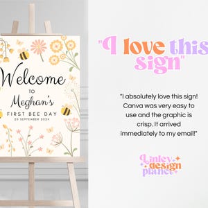 Op de afbeelding: Welkom bij Meghan's First Bee Day bord met een gele en witte achtergrond met bijen, vlinders en bloemen. De tekst is zwart. Het bord staat op een ezel.