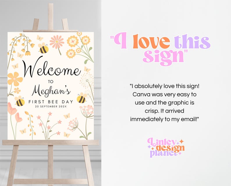 Op de afbeelding: Welkom bij Meghan's First Bee Day bord met een gele en witte achtergrond met bijen, vlinders en bloemen. De tekst is zwart. Het bord staat op een ezel.