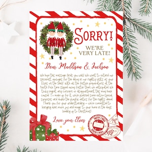 Könnte beinhalten: Eine rot-weiß gestreifte Karte mit einem Weihnachts-Elfen-Motiv. Die Karte lautet "Sorry! Wir sind sehr spät!" und ist an Maddison & Jackson adressiert. Die Karte enthält eine Nachricht von den Elfen, in der sie erklären, dass sie aufgrund der Weihnachtsvorbereitungen zu spät dran sind.