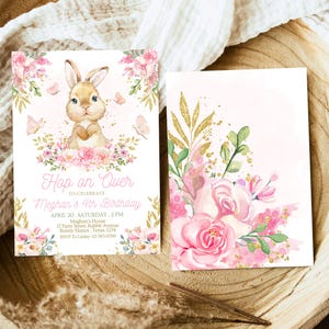 Peut inclure: Une invitation florale rose et or avec une illustration de lapin. L'invitation indique "Hop on Over to Celebrate Meghan's 4th Birthday".