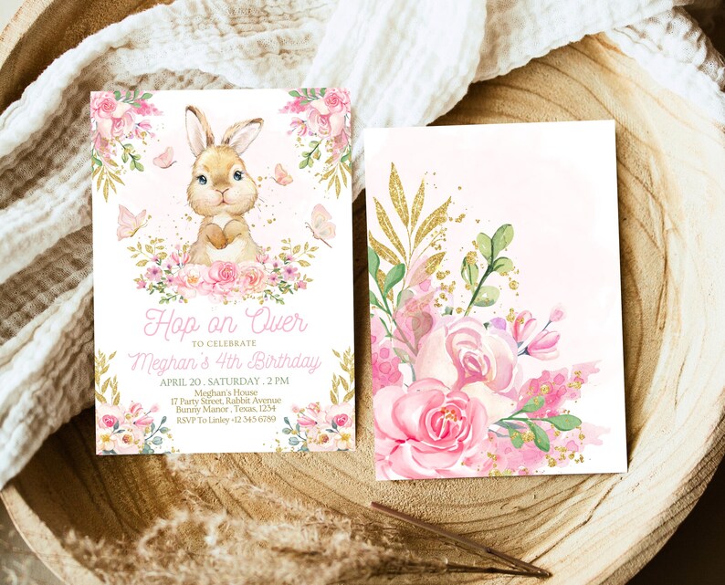 Peut inclure: Une invitation florale rose et or avec une illustration de lapin. L'invitation indique "Hop on Over to Celebrate Meghan's 4th Birthday".