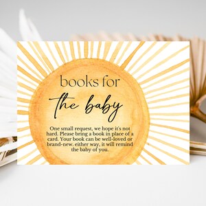 Könnte beinhalten: Eine gelbe Aquarellsonne mit Strahlen, mit dem Text "books for the baby" in Schwarz. Der Text darunter lautet "One small request, we hope it's not hard. Please bring a book in place of a card. Your book can be well-loved or brand-new, either way, it will remind the baby of you."