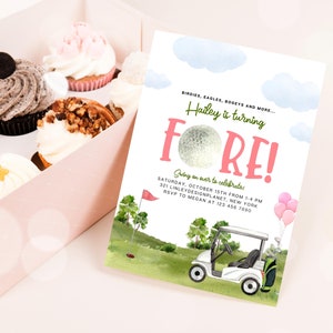 Puede incluir: Una invitaci&oacute;n de cumplea&ntilde;os con tem&aacute;tica de golf con un carrito de golf blanco, una pelota de golf y globos rosas. La invitaci&oacute;n dice "&iexcl;Hailey cumple 4!" e incluye detalles para la fiesta, como la fecha, la hora, el lugar y la informaci&oacute;n de RSVP.