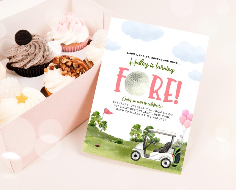 Puede incluir: Una invitaci&oacute;n de cumplea&ntilde;os con tem&aacute;tica de golf con un carrito de golf blanco, una pelota de golf y globos rosas. La invitaci&oacute;n dice "&iexcl;Hailey cumple 4!" e incluye detalles para la fiesta, como la fecha, la hora, el lugar y la informaci&oacute;n de RSVP.