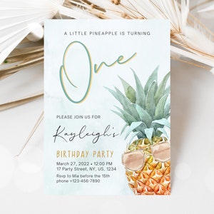 以下が含まれることがあります： パイナップルがサングラスをかけている水彩画のイラストが描かれた誕生日パーティーの招待状です。テキストには、「小さなパイナップルが1歳になります。ケイリーの誕生日パーティーにぜひご参加ください。2022年3月27日午後12時、17 Party Street、NY、US、1234。15日までにミアにRSVPしてください。電話番号+123-456-7890。」と記載されています。