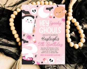 Puede incluir: Invitación a una fiesta de Halloween rosa con un lindo fantasma, calabaza y murciélagos. La invitación dice "Hey Spooky Ghouls" y "Únete a nosotros para celebrar el 5º cumpleaños de Kayleigh".