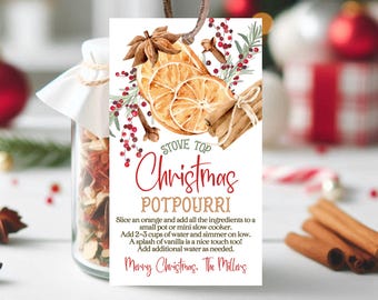 Puede incluir: Una etiqueta de regalo imprimible con una ilustración de acuarela de una receta de potpourri navideño. La etiqueta presenta un diseño floral rojo y verde con una rodaja de naranja, palitos de canela y anís estrellado. El texto dice "Stove Top Christmas Potpourri" e incluye instrucciones para hacer el potpourri. La etiqueta está firmada "Feliz Navidad, Los Millers."