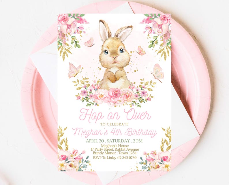Peut inclure: Une invitation rose et or avec une illustration mignonne de lapin. L'invitation indique "Hop on Over to Celebrate Meghan's 4th Birthday".