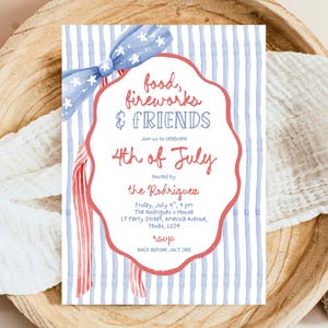 Peut inclure: Une invitation aquarelle pour une c&eacute;l&eacute;bration du 4 juillet. Le design pr&eacute;sente un code couleur rouge et bleu avec le texte "food, fireworks & friends" et "4th of July". L'invitation comprend les d&eacute;tails de l'&eacute;v&eacute;nement et les informations RSVP.
