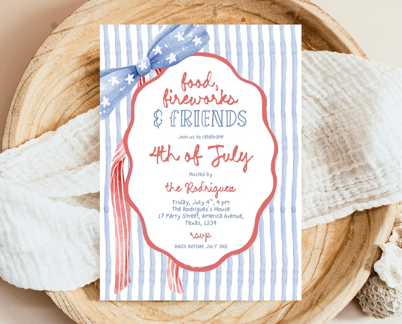 Peut inclure: Une invitation aquarelle pour une c&eacute;l&eacute;bration du 4 juillet. Le design pr&eacute;sente un code couleur rouge et bleu avec le texte "food, fireworks & friends" et "4th of July". L'invitation comprend les d&eacute;tails de l'&eacute;v&eacute;nement et les informations RSVP.