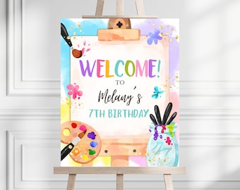 Può includere: Benvenuti al 7° compleanno di Melany, cartello per feste a tema arte con uno sfondo acquerello colorato, schizzi di vernice, un pennello, una tavolozza di colori e un barattolo di pennelli.