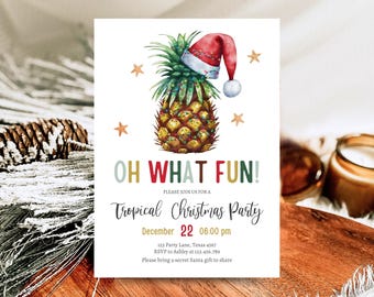 Puede incluir: Una invitación a una fiesta de Navidad con una ilustración de acuarela de una piña con un gorro de Papá Noel. El texto dice "Oh What Fun! Tropical Christmas Party" con la fecha y la hora de la fiesta que se enumeran a continuación.