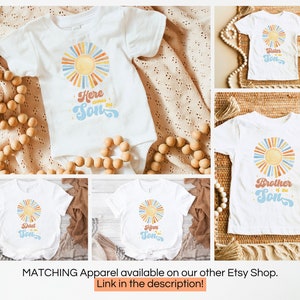 Peut inclure: Un ensemble de cinq t-shirts blancs avec un motif soleil et du texte qui dit "Voici vient le fils", "Papa du fils", "Maman du fils", "S&oelig;ur du fils" et "Fr&egrave;re du fils".