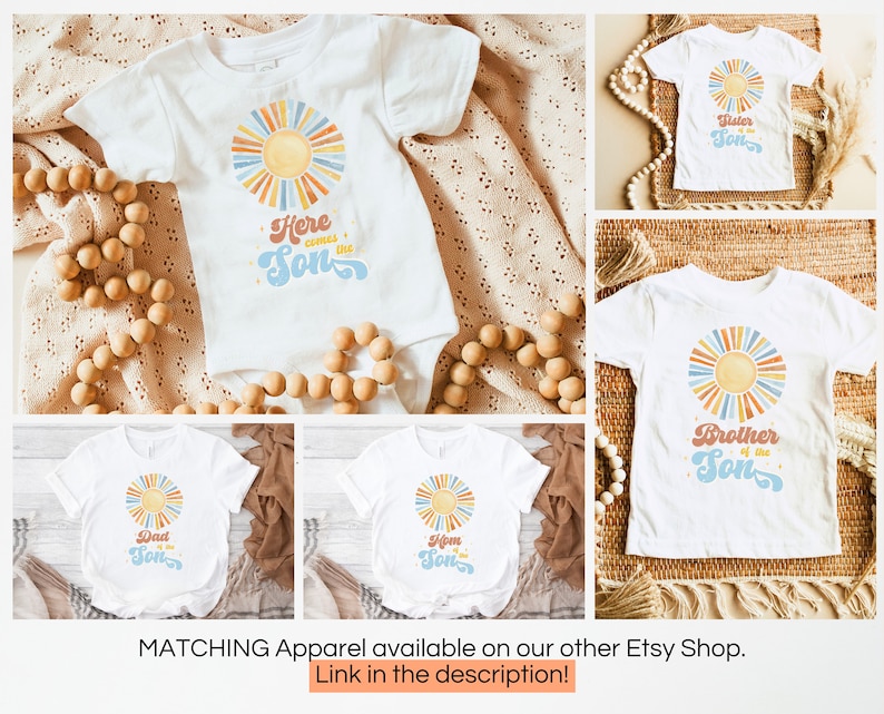 Peut inclure: Un ensemble de cinq t-shirts blancs avec un motif soleil et du texte qui dit "Voici vient le fils", "Papa du fils", "Maman du fils", "S&oelig;ur du fils" et "Fr&egrave;re du fils".