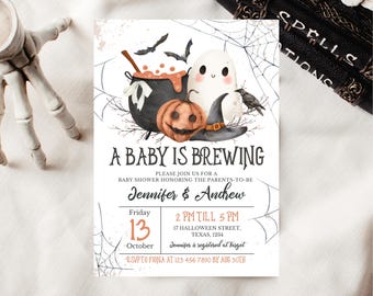 Puede incluir: Una invitación a una fiesta de bienvenida al bebé con temática de Halloween con un lindo fantasma, un caldero y una calabaza. La invitación dice "A Baby is Brewing" e incluye los nombres Jennifer & Andrew, la fecha del viernes 13 de octubre y la hora de las 2 PM a las 5 PM. La dirección es 17 Halloween Street, Texas, 1234. La información de RSVP es para Fiona al 123 456 7890 antes del 30 de agosto.
