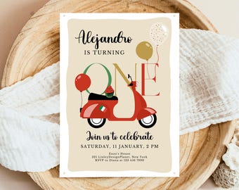 Può includere: Uno scooter rosso e bianco con un "UNO" verde e oro sul lato. Lo scooter è decorato con un palloncino rosso, un cupcake e coriandoli. Il testo "Alejandro compie UN ANNO" è in cima all'invito. L'invito include anche la data e l'ora della festa, l'indirizzo e le informazioni RSVP.