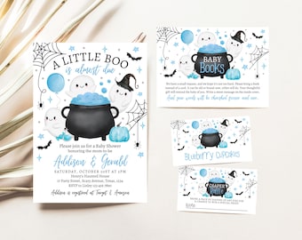 Könnte beinhalten: Eine Babyparty-Einladung mit Halloween-Thema. Die Einladung zeigt einen Kessel mit blauer Flüssigkeit, drei Geister, einen Kürbis und Fledermäuse. Der Text auf der Einladung lautet "A Little Boo is almost due" und enthält die Namen "Addison & Gevald".