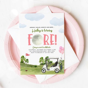 Puede incluir: Una invitaci&oacute;n de cumplea&ntilde;os con tem&aacute;tica de golf para una ni&ntilde;a que cumple cuatro a&ntilde;os. La invitaci&oacute;n presenta una bola de golf, un carrito de golf y el texto "Hailey is turning FORE!" en rosa y verde.