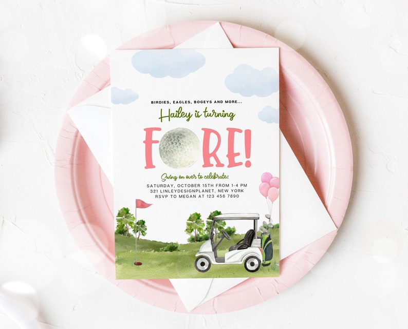 Puede incluir: Una invitaci&oacute;n de cumplea&ntilde;os con tem&aacute;tica de golf para una ni&ntilde;a que cumple cuatro a&ntilde;os. La invitaci&oacute;n presenta una bola de golf, un carrito de golf y el texto "Hailey is turning FORE!" en rosa y verde.