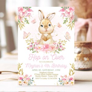 Peut inclure: Une invitation rose et or avec une illustration aquarelle d'un lapin entour&eacute; de fleurs. Le texte indique "Hop on Over pour c&eacute;l&eacute;brer le 4&egrave;me anniversaire de Meghan".