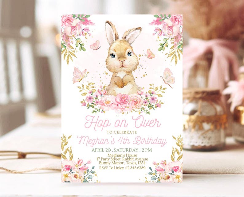 Peut inclure: Une invitation rose et or avec une illustration aquarelle d'un lapin entour&eacute; de fleurs. Le texte indique "Hop on Over pour c&eacute;l&eacute;brer le 4&egrave;me anniversaire de Meghan".