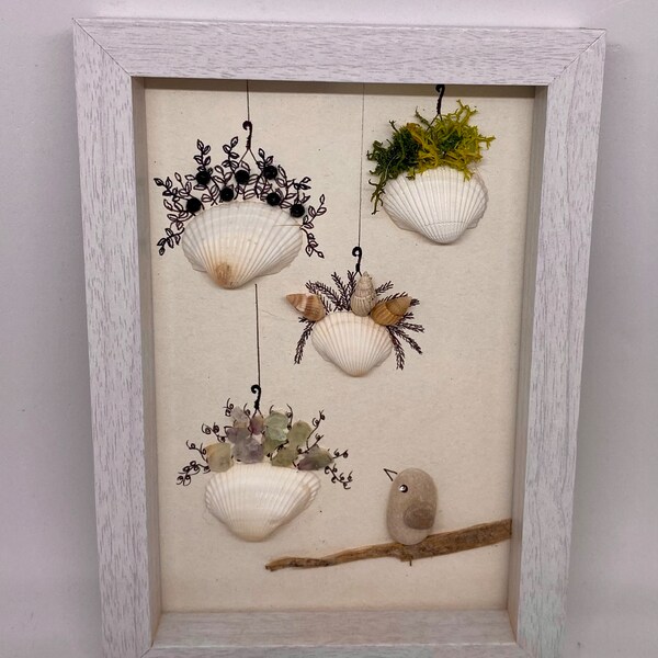 Tableau galet/ plantes coquillages et son oiseau