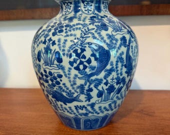 Vintage chinoiserievaas blauwe en witte koi