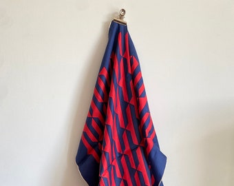 Vintage scarf in silk, blue and red.