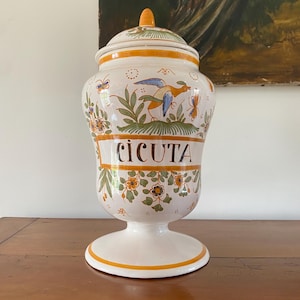 Frasco de boticario Moustier, mediados del siglo XX, Francia. Cerámica vintage con diseños florales y de aves en amarillo y verde.