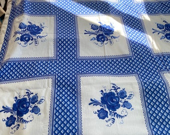 Nappe vintage en coton avec un motif floral bleu et blanc.