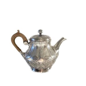 Cafetera plateada Gallia: diseño de flores lilas y mango de madera