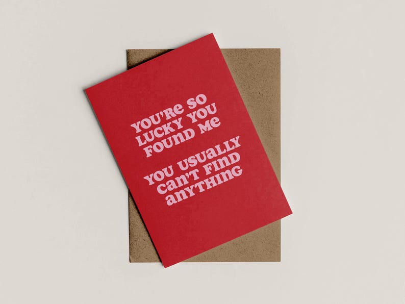 Pu&ograve; includere: Carta rossa con un messaggio rosa che dice "Sei cos&igrave; fortunato ad avermi trovato, di solito non trovi niente".