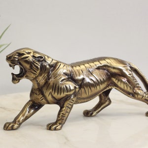 Statue de tigre en laiton, Décoration de table en métal, Pièce tendance audacieuse, Décoration de bureau de salon, Sculpture animalière, Accessoires de bureau, Centre de table