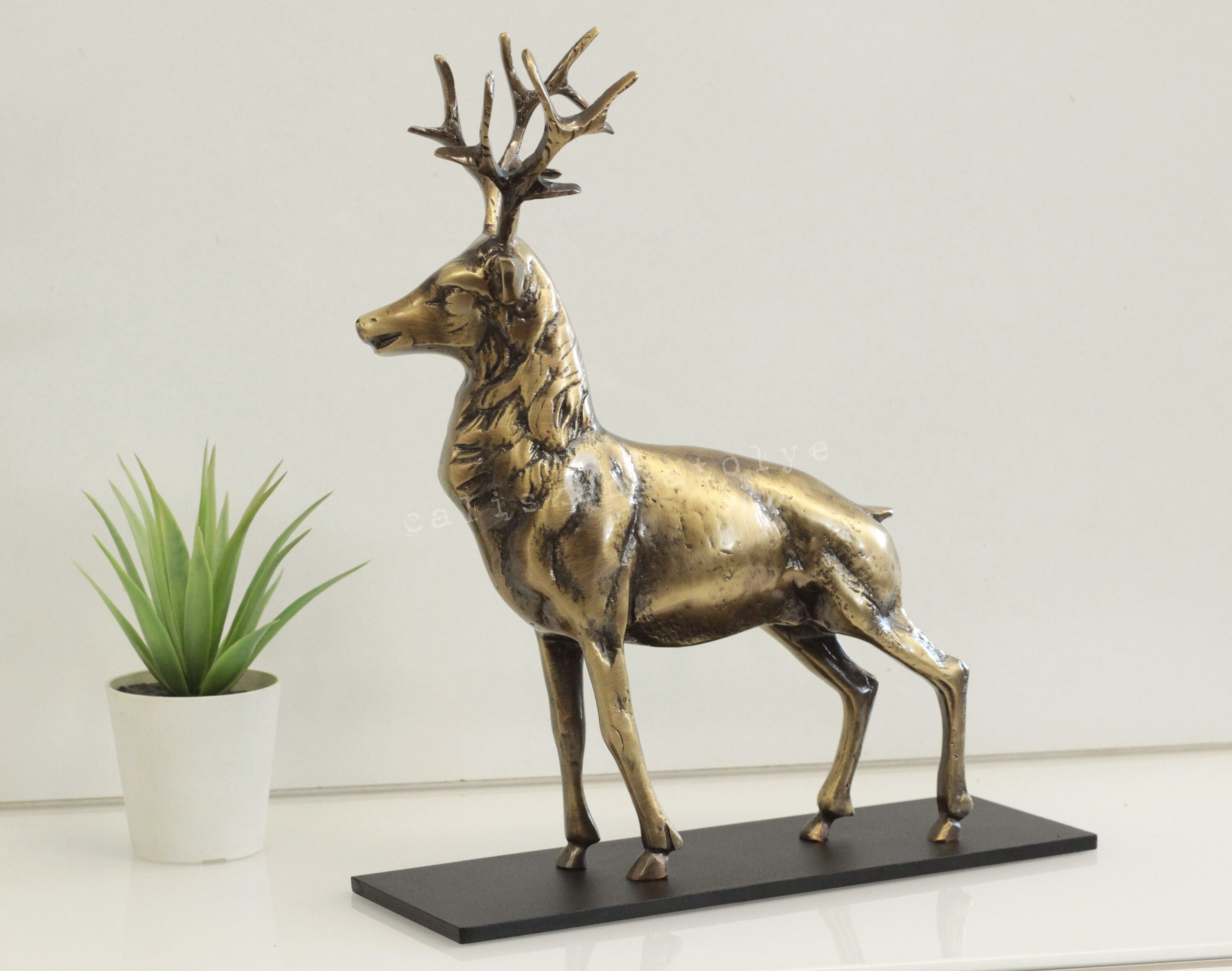 ブロンズ鹿彫刻：黒色金属台座の真鍮製動物像 - Etsy 日本