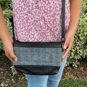 Handcrafted crossbody/wristlet, handmade in Oaxaca México.