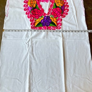 Mexikanische Bluse mit verzierten Kragen.Mexikanische Bluse mit Blumen bestickt, Fiesta-Kleidung.