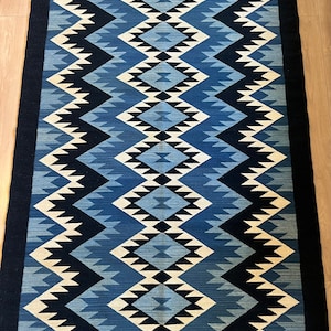Oaxaca Teppich, Zapotekischer INDIGO Diamant Teppich. 130 cm lang und 200 cm lang. Zapoteken Teppich handgewebt in Teotitlan Del Valle, Oaxaca.
