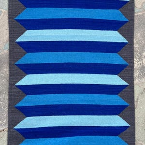 Authentiek Zapotek-tapijtontwerp 'Cielo y Mar' (lucht en zee) handgeweven in Oaxaca, Mexico Afmeting: 23,5 x 61 inch