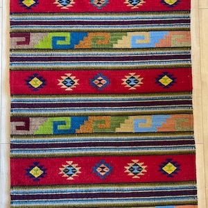 Authentiek zapotek-tapijt, kleurrijke zapoteken-dimond en grecas, handgeweven in Oaxaca, Mexico.