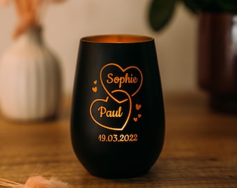 Gepersonaliseerde theelichthouder met namen en datum, huwelijksgeschenk gegraveerd met hartjes, glazen theelichthouder voor stellen, jubileumcadeau voor partners