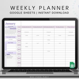 Puede incluir: Una computadora portátil muestra una plantilla de planificador semanal en tonos morados y blancos. El planificador incluye secciones para horarios diarios, prioridades y listas de tareas. El texto en la pantalla dice "WEEKLY PLANNER" y "GOOGLE SHEETS | INSTANT DOWNLOAD."
