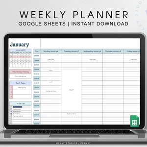 Puede incluir: Una computadora portátil muestra una plantilla de planificador semanal digital. La pantalla muestra un calendario para enero de 2025, una lista de tareas y un horario para la semana. El texto en la parte superior dice "WEEKLY PLANNER | GOOGLE SHEETS | INSTANT DOWNLOAD."