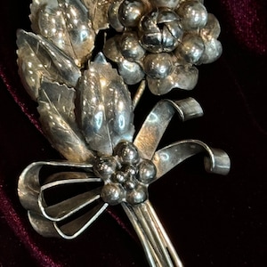 HOBE STERLING SILVER Flowing Leaf and Bud Brooch/Pin - Willowy design most enchanting