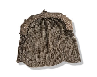 CHAÎNE MAILLÉ.      Porte-monnaie allemand en mailles de chaîne en argent 800 : sac à rabat victorien