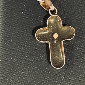 Croce riempita di acrilico e semi di senape racchiusi in argento sterling su una catena a maglie fini da 24 pollici in un'affascinante scatola regina