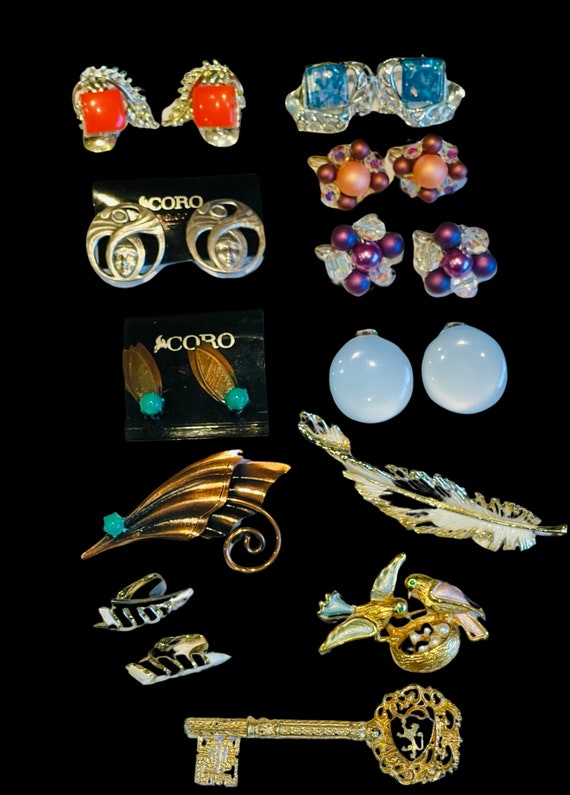 LOT OF 12 CORO Vintage Never Worn brooches and Ea… - image 8