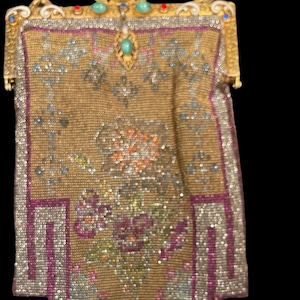 SAC À MAIN ANTIQUE - Lourdement perlé avec doublure en soie rose et perles taillées en acier. Pierres colorées en pâte, poignée et cadre doré. Sac à main victorien
