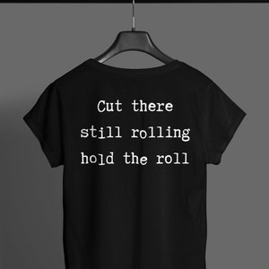 Puede incluir: Camiseta negra con texto blanco que dice "Cut there still rolling hold the roll"